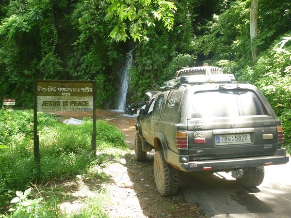 I když v Tripuře převládá Hinduismus, na hranici s Mizoramem se situace mění ve prospěch křesťanství.