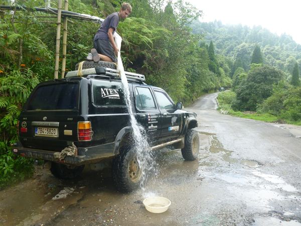 Abychom se nenechali zahanbit, po cestě do oblíbeného horského střediska Darjeelingu umýváme auto.