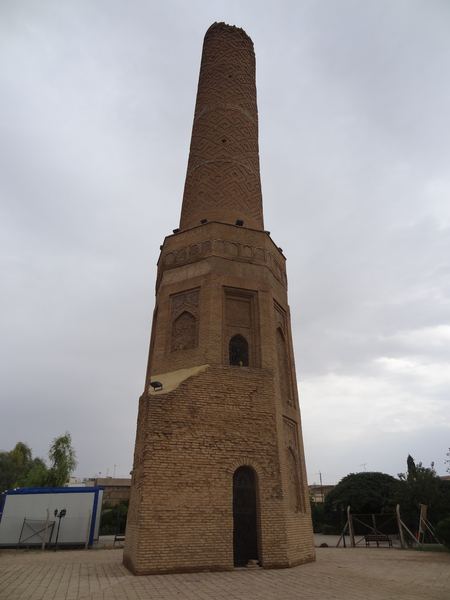 Minaret Mudhafaria byl postaven na přelomu 12. a 13. století za vlády Saladina, proti svým uzbeckým či turkmenským bratrům ale vypadá jako chudý příbuzný.