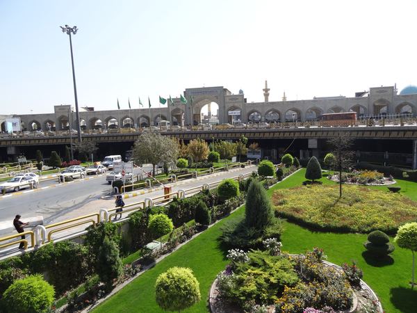Komplex s názvem Imam Reza ale nezahrnuje pouze mauzoleum. Naleznete zde také knihovnu, muzeum, univerzitu nebo také mešitu, která je svou rozlohou největší na světě.