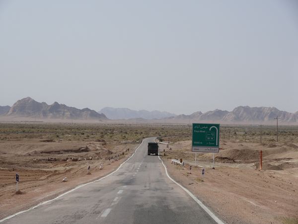 Z Mashhadu se vydáváme na 950 km dlouhou cestu do Yazdu, která vede mezi pouštěmi Dasht-e Kavir (neboli Velká solná poušť) a Dasht-e Lut.