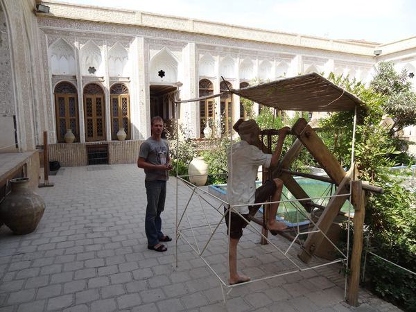 Yazd leží v oáze na pomezí dvou pouští. Klima tu je velice suché a ročně zde spadne jenom 60 mm srážek, takže se místní odjakživa potýkali s nedostatkem vody.