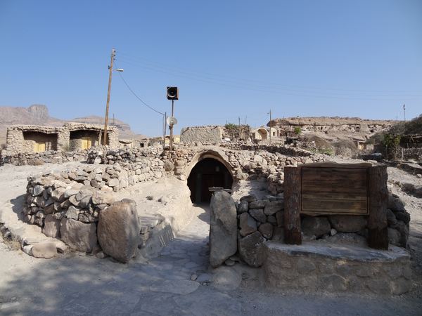 Mešita byla založena až roku 1824 a je jedna z mála mešit v Íránu, které nemají minaret.