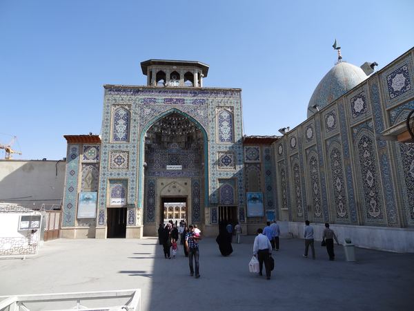 Městu dominuje kromě komplex Shah Cheragh, který je věnovaný bratrovi imáma Ali al-Rezy. Protože se jedná o jedno z poutních míst, museli jsme při vstupu odevzdat fotoaparát, takže máme zvěčněnou pouze bránu do komplexu.