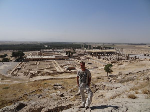 Pohled na celé Persepolis, které bylo zničeno roku 330 př. n. l. Alexandrem Velikým. Údajně sám město podpálil jako odplatu za zničení Athén.