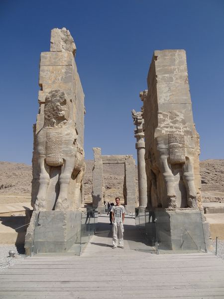 Persepolis (neboli "Město Peršanů") založil kolem roku 515 př. n. l. perský král Dareios I. Na fotce je brána národů, kterou dokončil až Dareiův syn Xerxés.