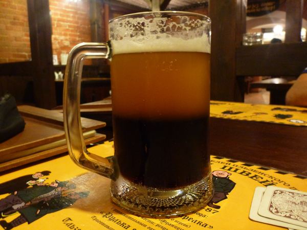 Řezané pivo podávané mistry výčepu v irkutské restauraci U Švejka.
