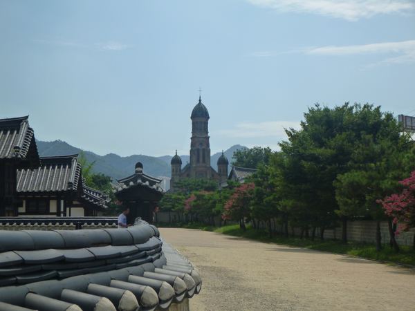 Pohled na katolický kostel Chondong z prostor Kyonggijonu