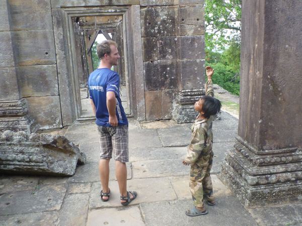 "Thailand bum, bum!", snaží se nám chlapec vysvětlit, že Thajci nedávno chrám odstřelovali.