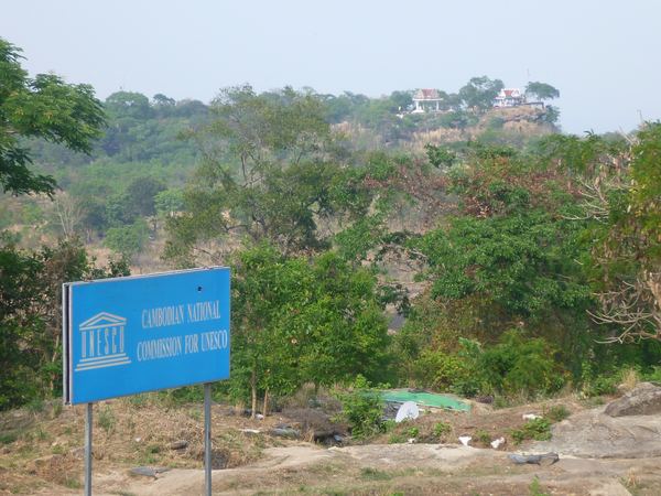 V roce 2008 byl chrám zařazen organizací UNESCO na seznam světového dědictví. Na fotce pohled směrem do Thajska.
