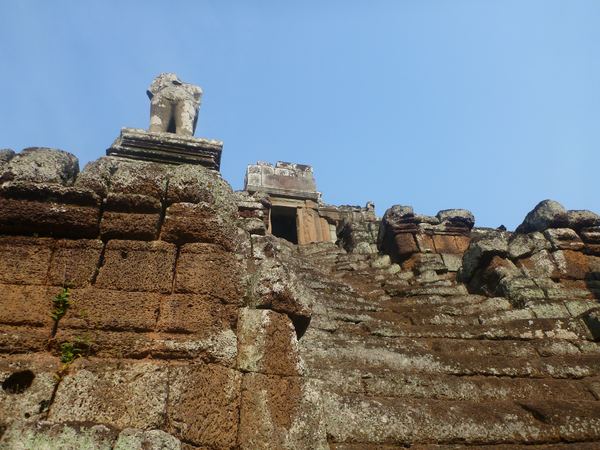 Chrám má tvar třívrstvé pyramidy na jejíž vrcholu dříve stála věž.