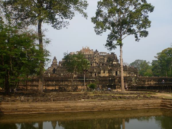 Chrám Baphuon se řadí mezi jednu z těch povedenějších staveb, které lze v Angkoru vidět. Ačkoliv byl chrám původně věnován hinduistickému bohu Šívovi, v 15. století byl přestavěn Buddhisty.