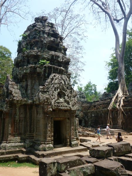 Ta Prohm je buddhistický chrám z 12. století, ve kterém údajně žilo 12 500 lidí.