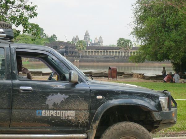 Ráno (ve snaze utéct hromadě turistů) kolem Angkor Watu jenom projíždíme a necháváme si jej až na konec.