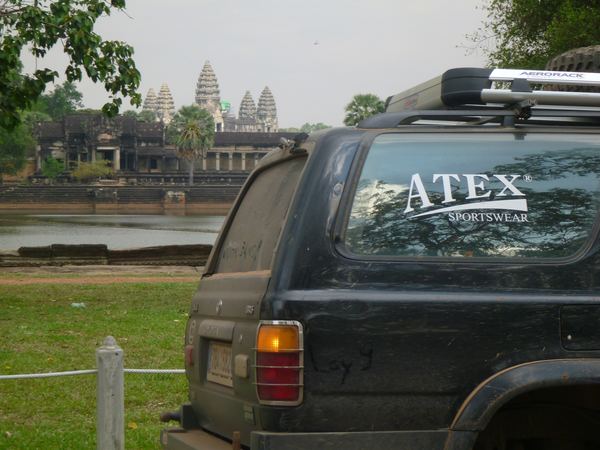 Konečně parkujeme u Angkor Watu, největšího a nejlépe zachovanému chrámu celého Angkoru.