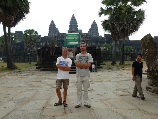 Angkor Wat je pro Kambodžany tak důležitý, že se stal symbolem země a je umístěný i na jejich státní vlajce.
