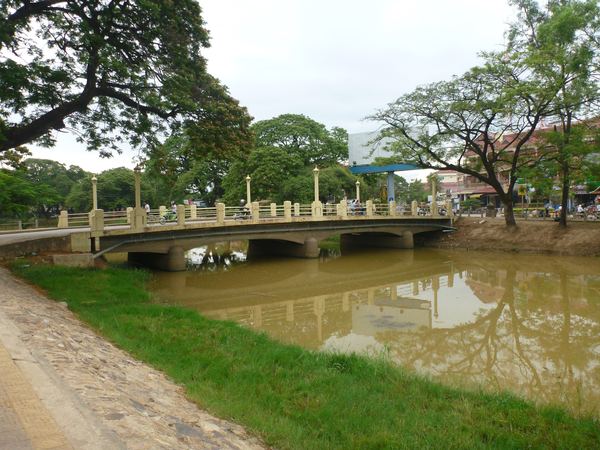 Siem Reap je díky turistickému ruchu nejrychleji se rozrůstajícím městem v Kambodži. Protéká jím stejnojmenná řeka ...