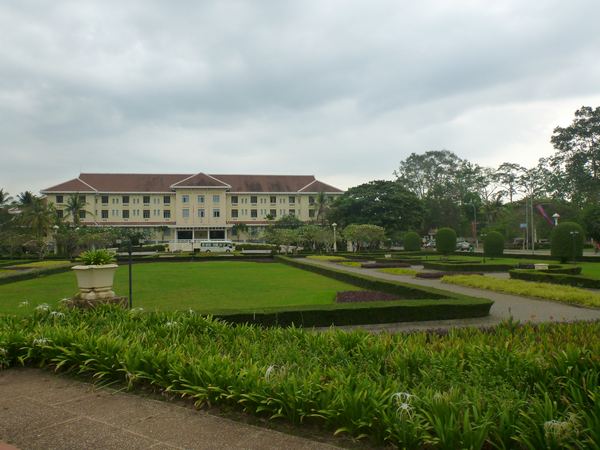 Oproti královské rezidenci vypadá však Grand Hotel D'Angkor, který je umístěný na opačné straně zahrad, o hodně působivěji.
