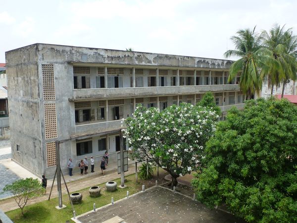 Další (ne příliš lichotivou) památkou je Tuol Sleng, muzeum genocidy. Tato původně škola byla za vlády Rudých Khmérů v roce 1975 předělána na vězení s názvem S-21.