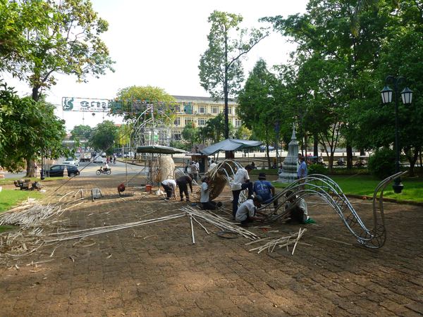 Přesouváme se do hlavního a zároveň největšího města Kambodžy - Phnom Penhu. V době naší přítomnosti tady vrcholí přípravy na oslavu khmérského Nového roku.
