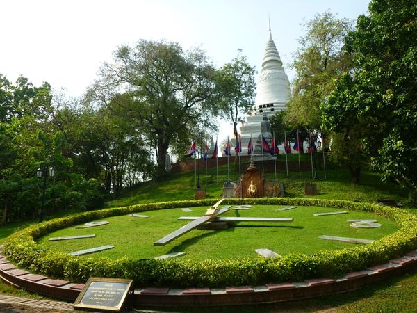 Obrovské hodiny a pohled na Wat Phnom.