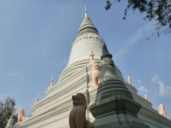 Nejenom že je Wat Phnom největší náboženskou stavbou v Phnom Penhu, ale dokonce je s chrámem spojen i název města (Phnom Penh totiž v khmerštině znamená "kopec paní Penh").