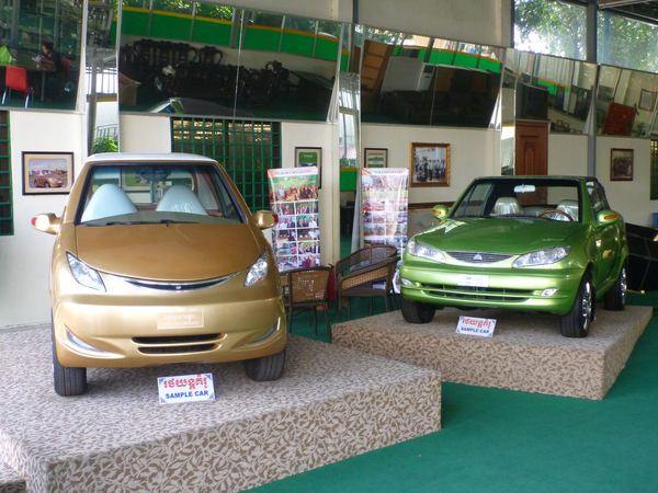Dokonce i Kambodža má svoji "automobilku" - tento model je stejně jako pivo a všechno ostatní v Kambodži pojmenovaný Angkor. Bohužel na silnici jsme žádné z těchto vozítek neviděli.