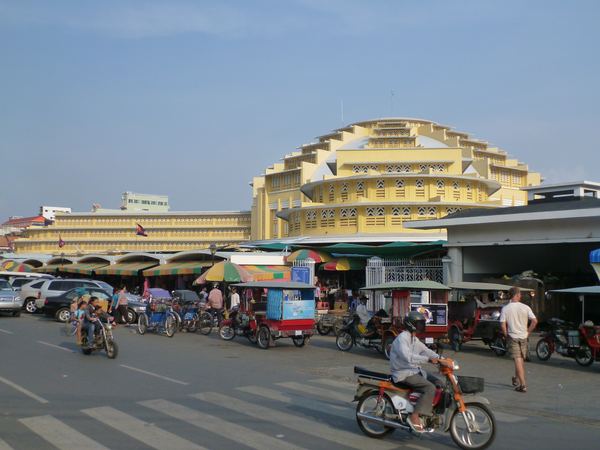 Budovu centrálního marketu, která je z roku 1937 zrenovovali před rokem Francouzi.
