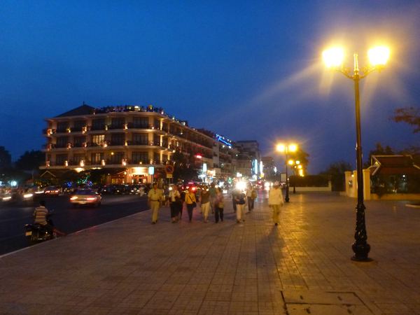Promenáda při Mekongu (a řece Tonle Sap, která se tu do Mekongu vlévá) láká večer nejen turisty ...