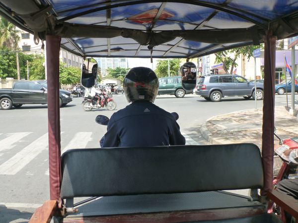 Oproti tuk-tukářům v Bangkoku, kteří patří mezi největší zloděje a podvodníky, jsou jejich kolegové v Phnom Penhu úplně zlatí.