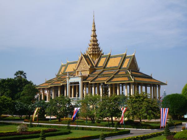 Jednou z nejdůležitějších a nejudržovanějších památek v Phnom Penhu je královský palác. Na fotce Moonlight Pavilion, který dříve sloužil jako jeviště pro khmerské klasické tance.