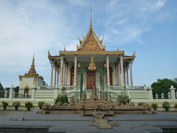 U Stříbrné pagody se nachází i model Angkor Watu.