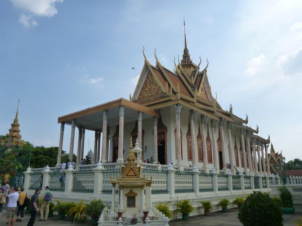 Stříbrná pagoda, která byla údajně vykládána pěti tisíci stříbrných dlaždic, doposud nese část národního bohatství. Nachází se zde totiž malý Smaragdový Buddha a devadesát kilogramů vážící Buddha ze zlata ozdobený 9584 diamanty.