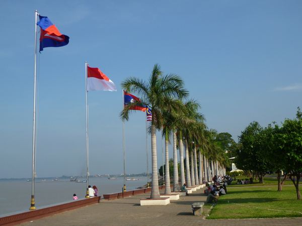 Promenáda ve dne. Spolu s protipovodňovým opatřením promenádu financovala Japonská vláda. Vyvstává otázka, jestli něco financovali i Kambodžané?