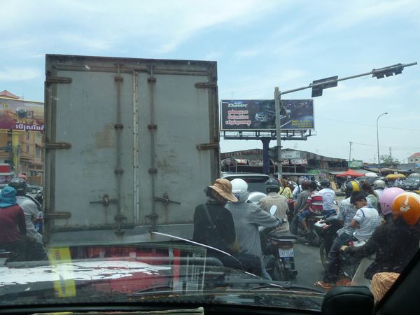 Opustit Phnom Penh není úplně jednoduché. Zvlášť když se na semaforu do každé volné mezery nahrnou motorkáři.
