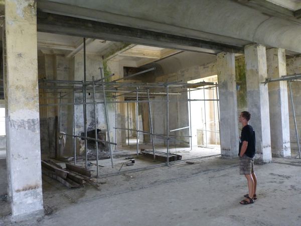 Kasíno zevnitř. Probíhají zde rozsáhlé stavební úpravy.