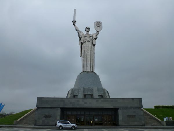 Monument Matky-země postavena jako pomník všem hrdinům města padlým ve 2. světové válce. Z dálky opravdu impozantní.
