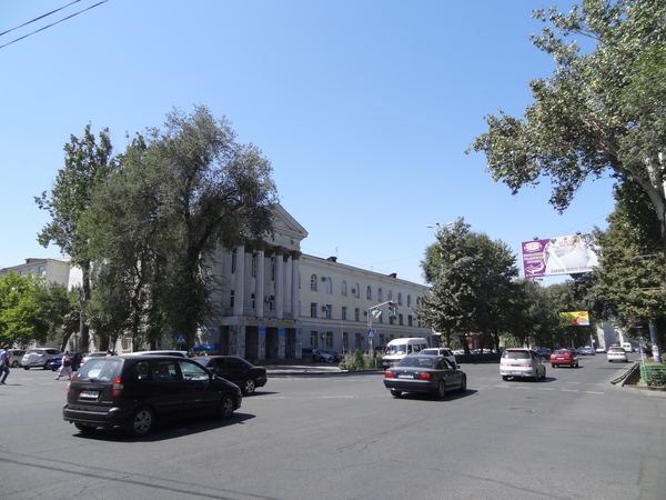 Biškek je jakožto hlavní město Kyrgyzstánu umístěn jen kousek od severního okraje pohoří Ťan-šan. Z města je tedy možné zahlédnout zasněžené kopce dosahující výšky až 4 855 m. Na fotce nejdůležitější tepna města - ulice Chui - jež je pojmenovaná podle řeky, která tu protéká.