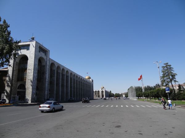 Centrální náměstí v Biškeku nese název Ala-Too. Bylo vybudováno v roce 1984 na oslavu 60. výročí kyrgyzské SSR (sovětské socialistické republiky).