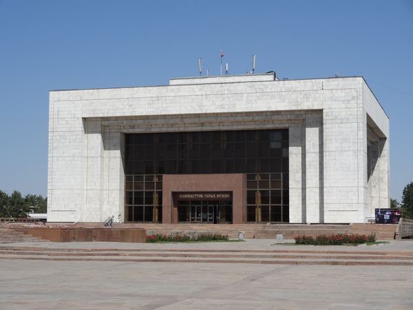 Národní historické muzeum zobrazuje Kyrgyzskou historii od doby kamenné až po současnost. Dokonce celé jedno patro je věnováno úspěchům, kterých bylo dosaženo během sovětské éry.