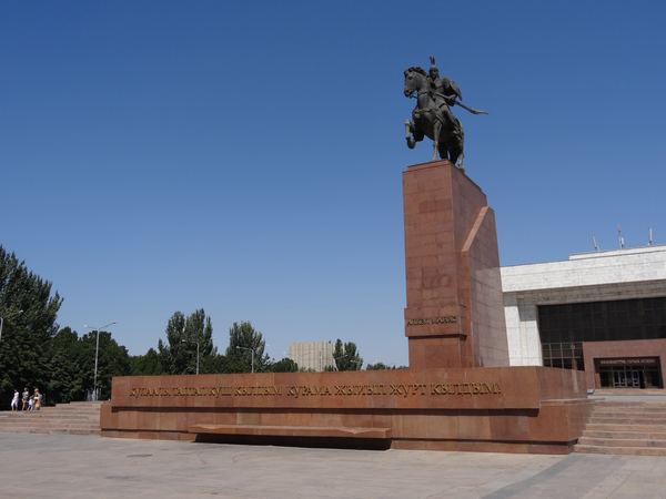 Před muzeem stojí socha Manase, který podle legendy spojil kyrgyzské kmeny.