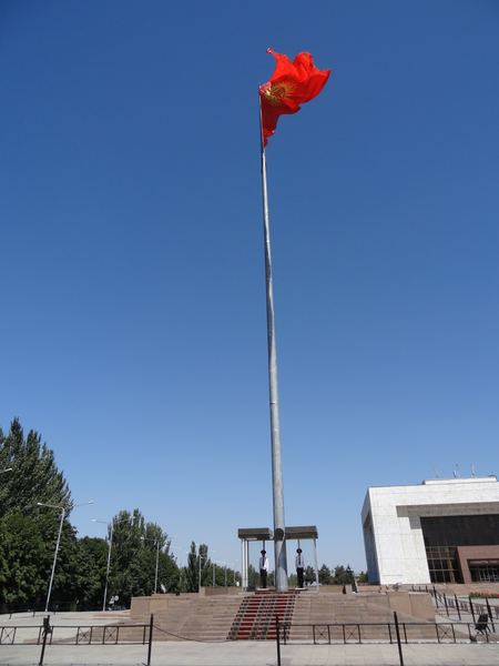 Náměstí dominuje obrovská kyrgyzská vlajka u které stojí denně dva vojáci.