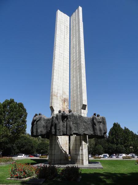 Friendship Monument. Traduje se, že okolní stromy vysázeli vysocí hodnostáři včetně Kosygina nebo také Brežněva.