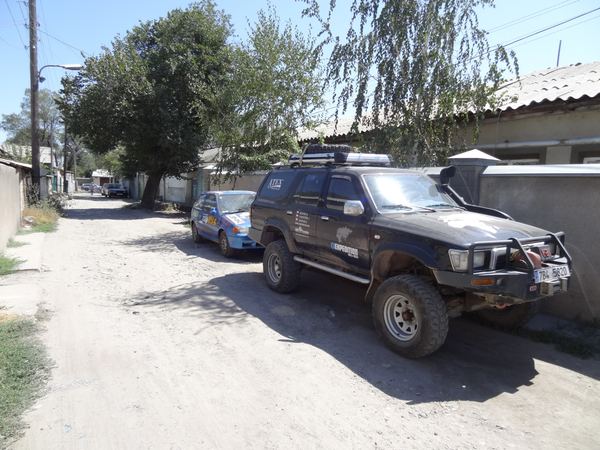 José před guesthousem a za ním jeden z účastníků Mongol Rally.