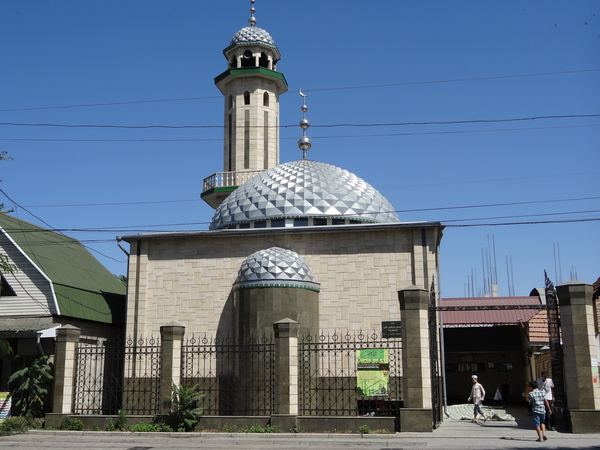 Kyrgyzstán je převážně muslimský stát (75% obyvatelstva jsou muslimové), ale oproti Pákistánu pozorujeme výrazný posun k benevolenci.
