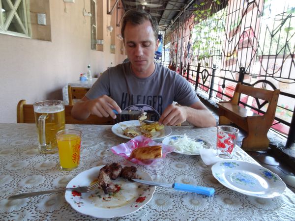 Nikoho moc netrápí, že je ještě ramadán (jeden ze základních pilířů by měl být půst). Ba naopak - na ulidi potkáváme během dne poměrně hodně lidí v podroušeném stavu.