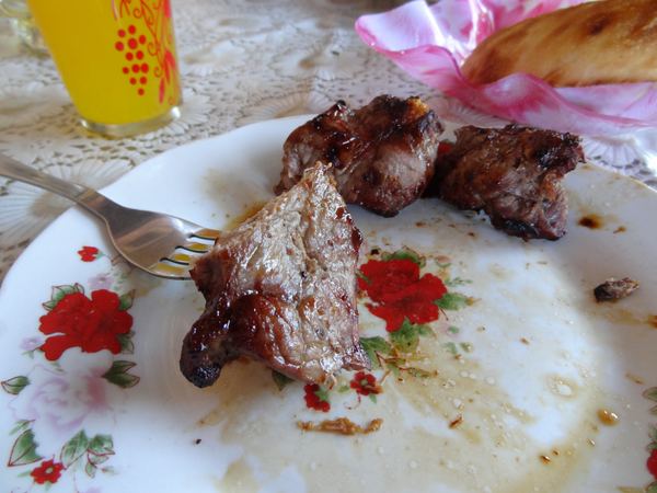 Mimo jiné šašlik v Biškeku patří mezi nejlepší, které jsme na cestě jedli.