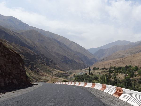 Vydáváme se na cestu a přes pohoří Ala-Too (součást Ťan-Šanu) míříme do Oše, druhého největšího města Kyrgyzstánu.