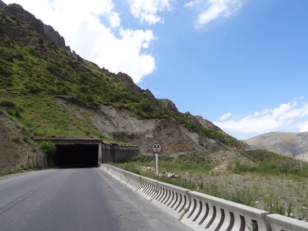 Pomalu se škrábeme do kopce (již 2 630 m) a projíždíme krátkými tunely, které mají minimalizovat škody při sesuvech půdy.