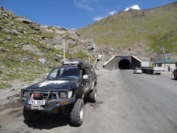 Projíždíme 2,6 km dlouhým tunelem pod průsmykem Tor-Ashuu (3586 m).